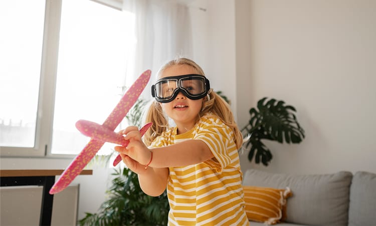 ребенок играет