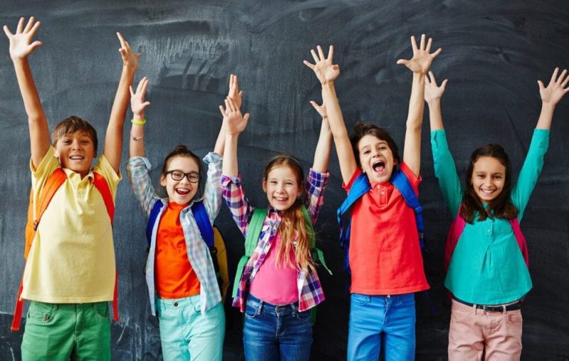 Дети радуются каникулам