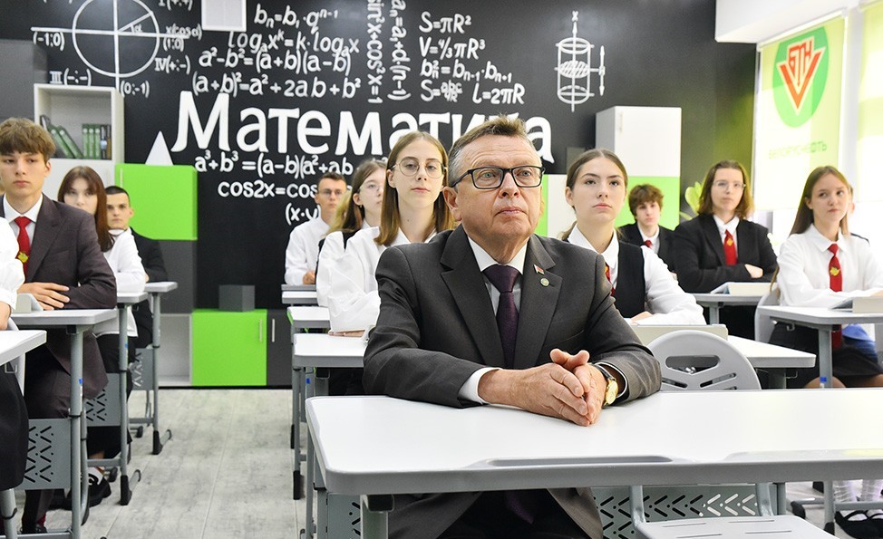 школьники за партой