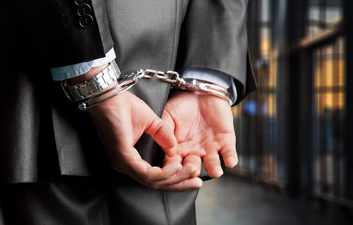 Мужчина в наручниках