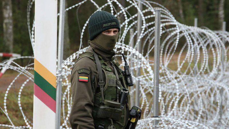 Литовский военный на границе с Беларусью