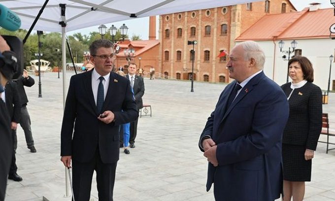 Александр Лукашенко и Владимир Кухарев