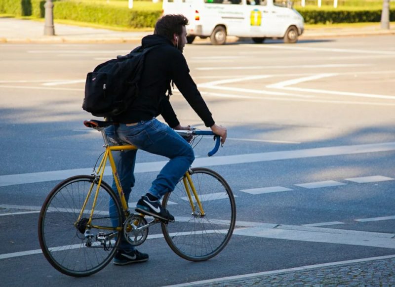 Мужчина едет на велосипеде