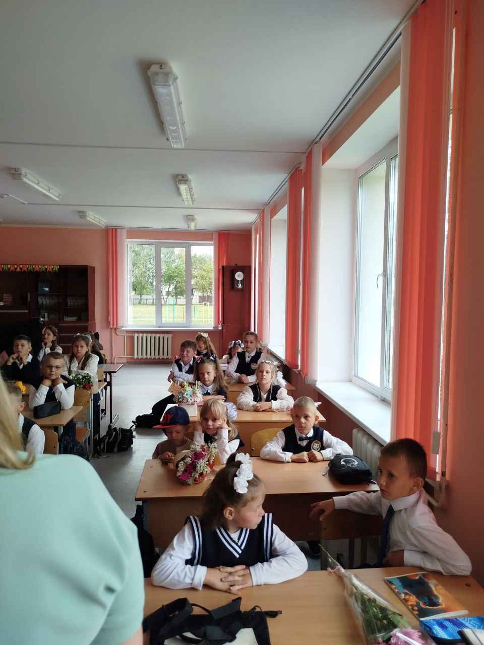 первоклассники за партами на первое сентября 