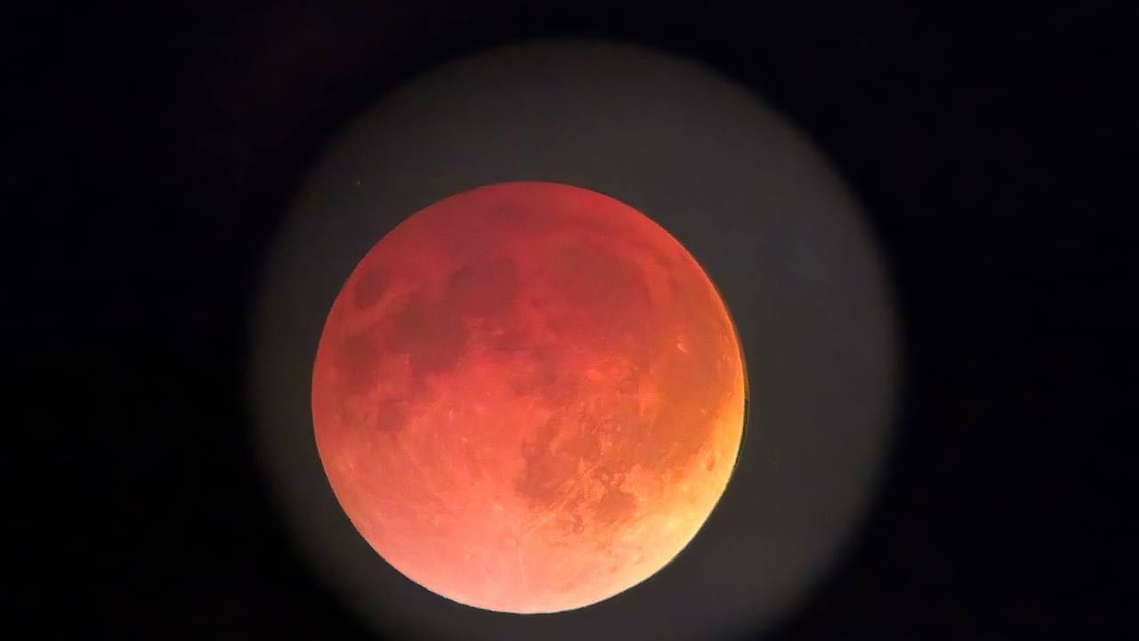 кровавая луна крупным планом
