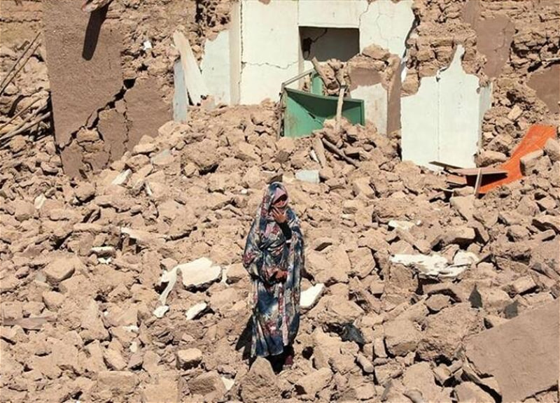 Женщина в руинах от землетрясения 