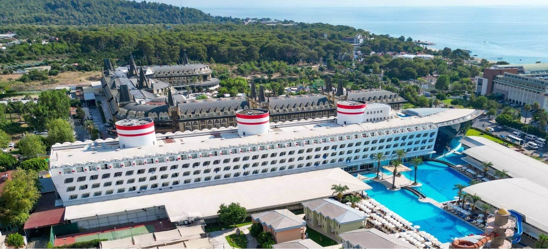 В Турции во время завтрака на отдыхающих рухнул потолок