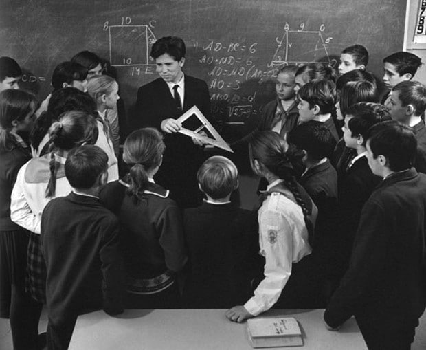 Учитель объясняет детям математику 