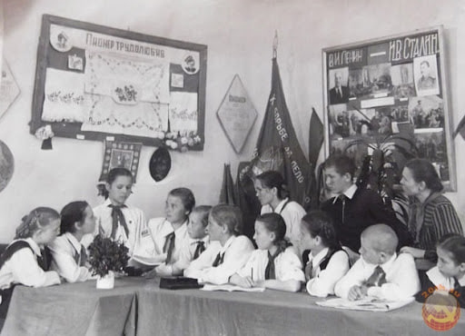 Дети пионеры на собрании 