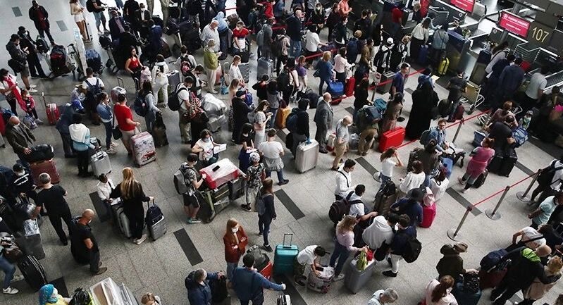 Люди в аэропорту Пулково