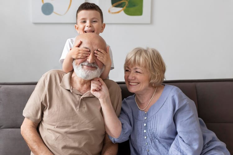 Бабушка и дедушка с внуком