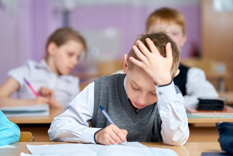 Школьник сидит за партой