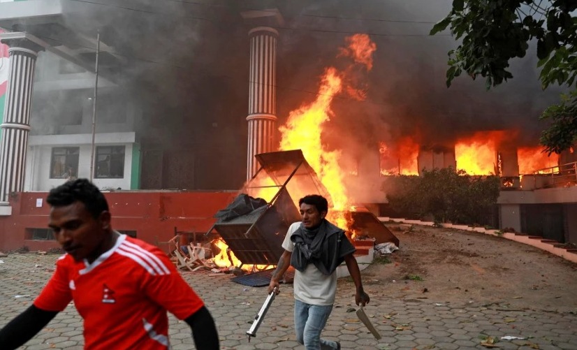Молодые непальцы участвуют в протесте в Непале