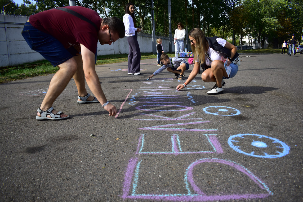 БКМ Холдинг Белкоммунмаш завод рисунок на асфальте