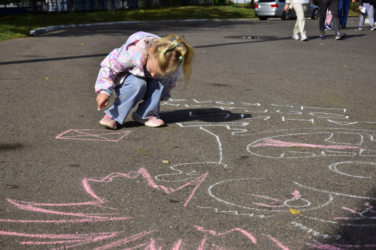 БКМ Холдинг Белкоммунмаш завод дети рисунок на асфальте