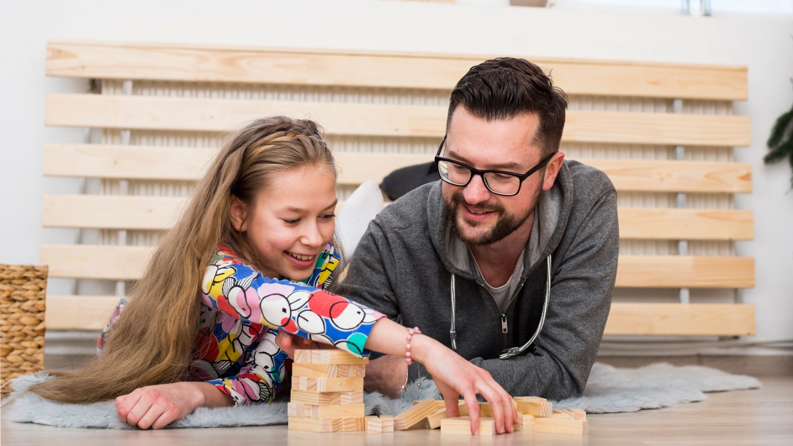 отец играет с дочкой