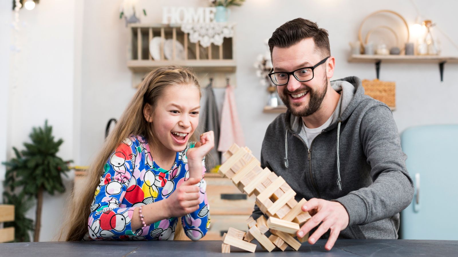 отец играет с дочкой в дженго