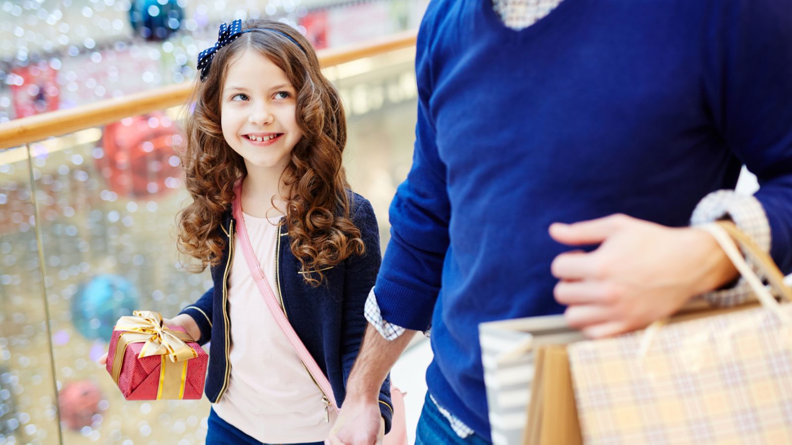 девочка с подарком