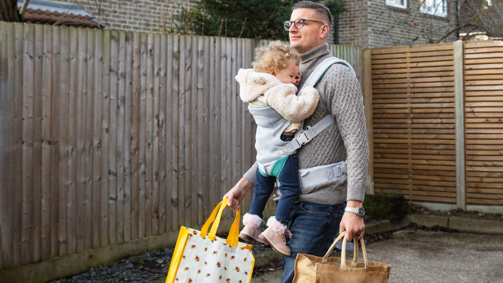 отец и ребенок с подарками