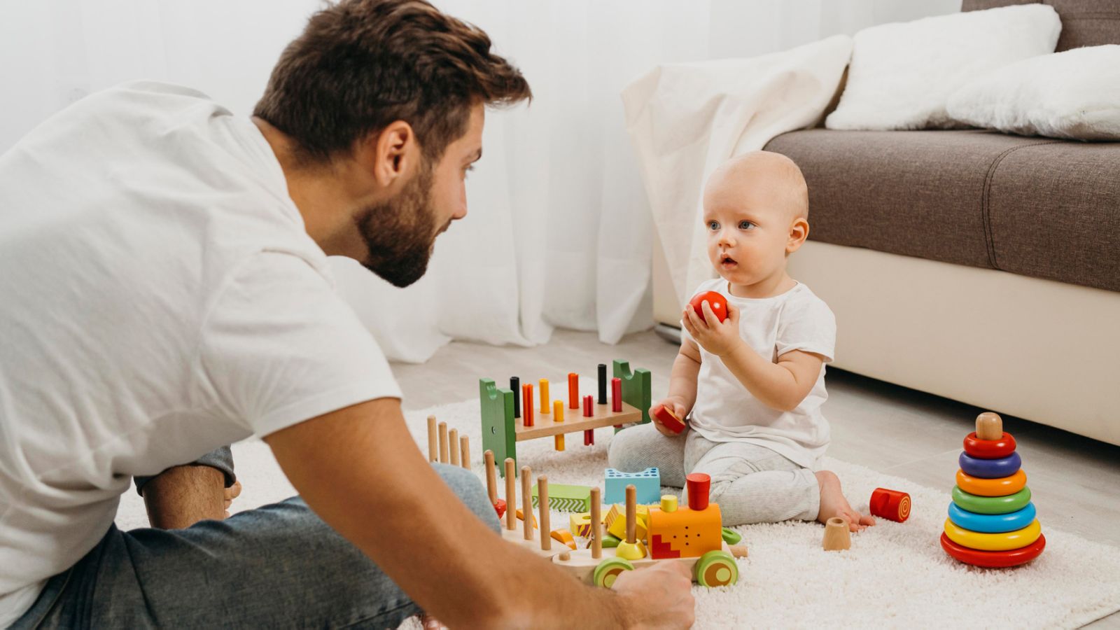 отец играет с ребенком