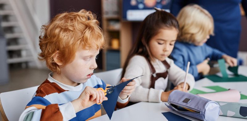 Ребенок вырезает из цветной бумаги