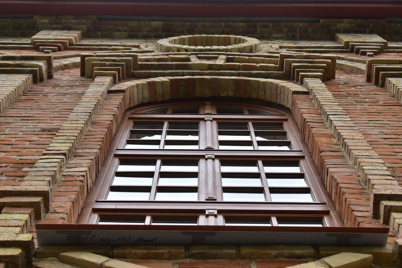 Лошицкий окно