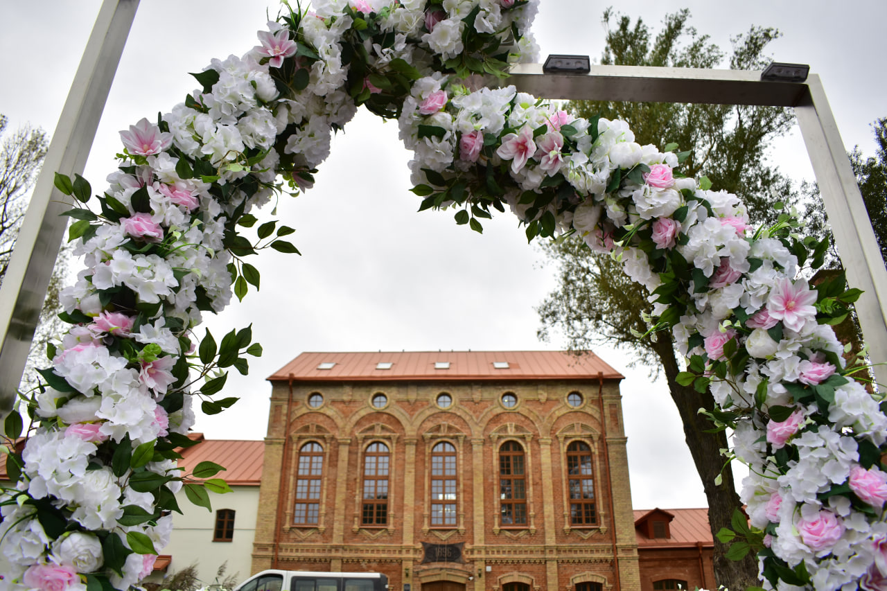 Лошицкий арка цветы