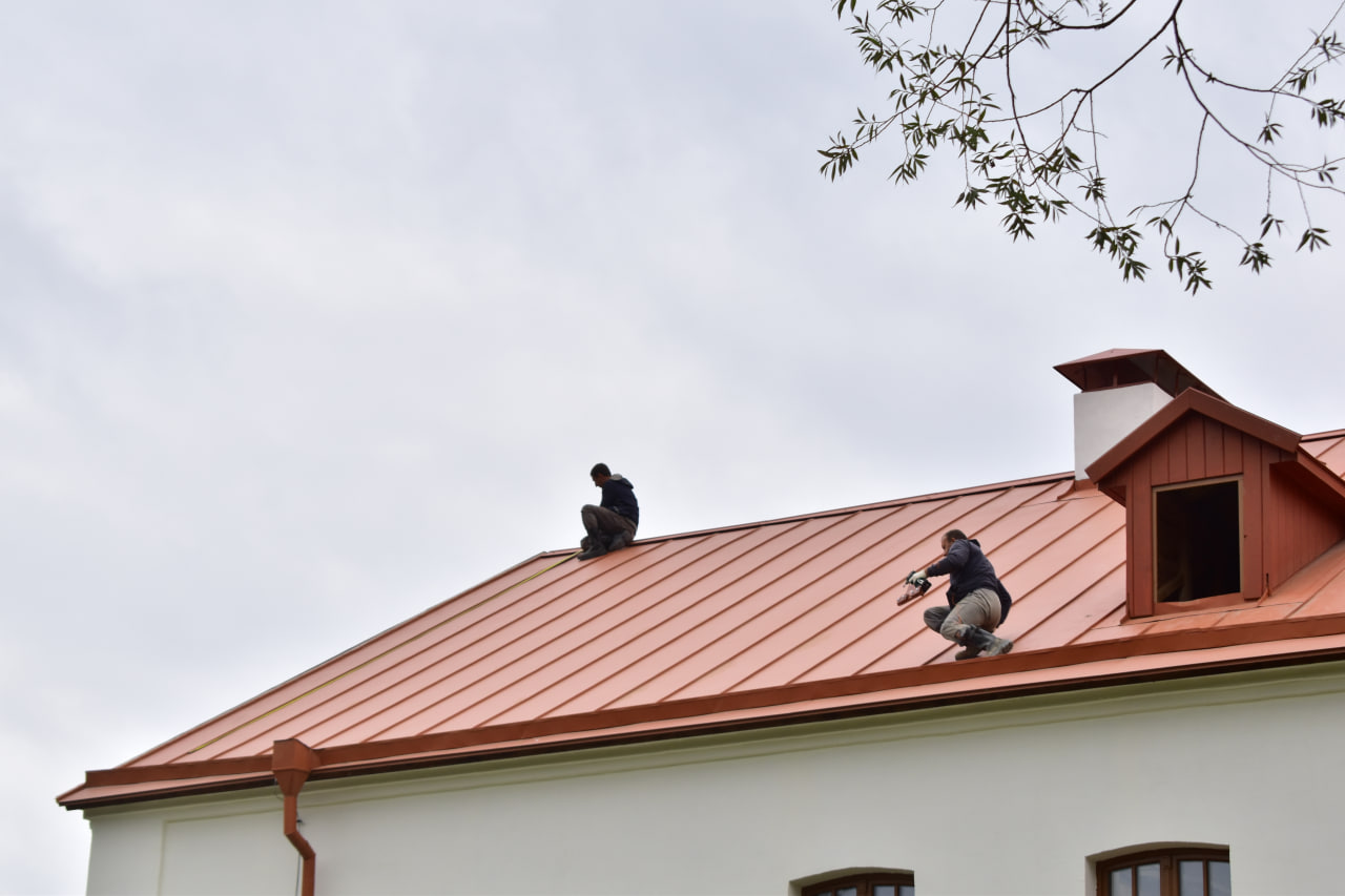 Лошицкий комплекс рабочие на крыше