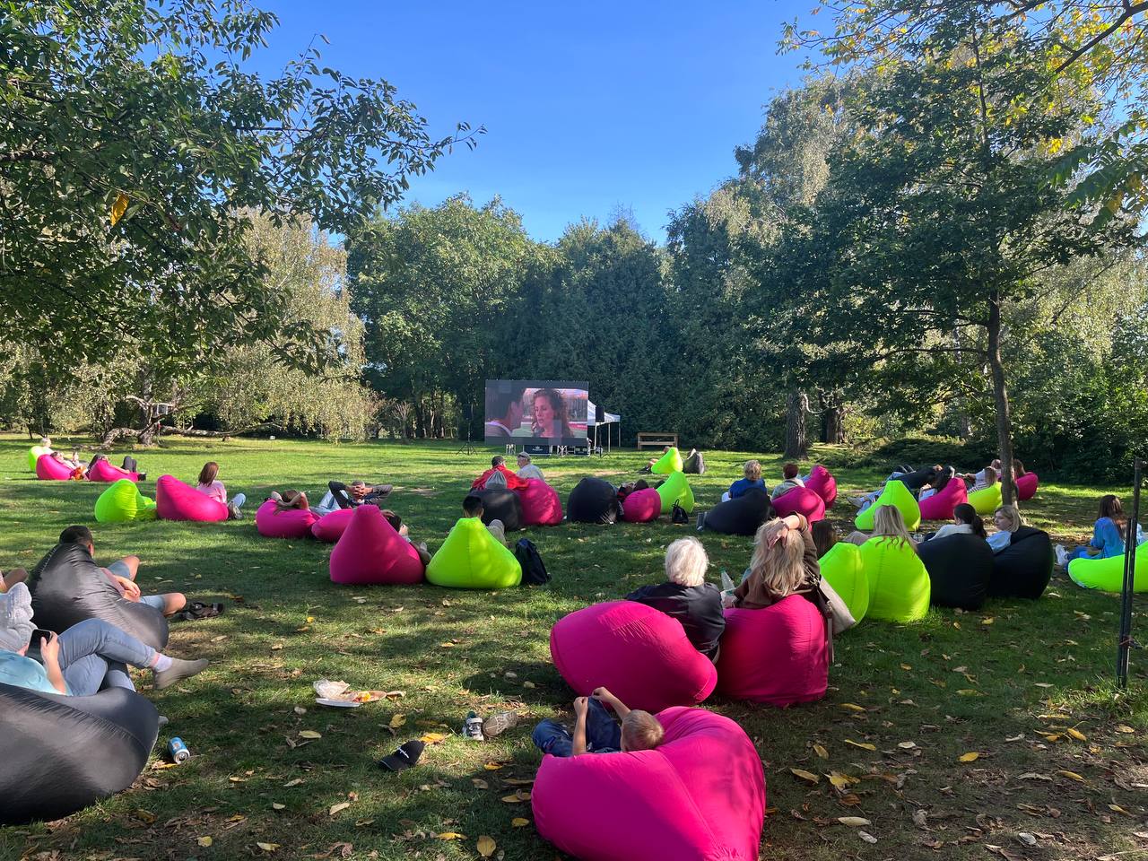 Осень, парк, кино: в столичном ботаническом саду прошел фестиваль «‎Romantic collection»