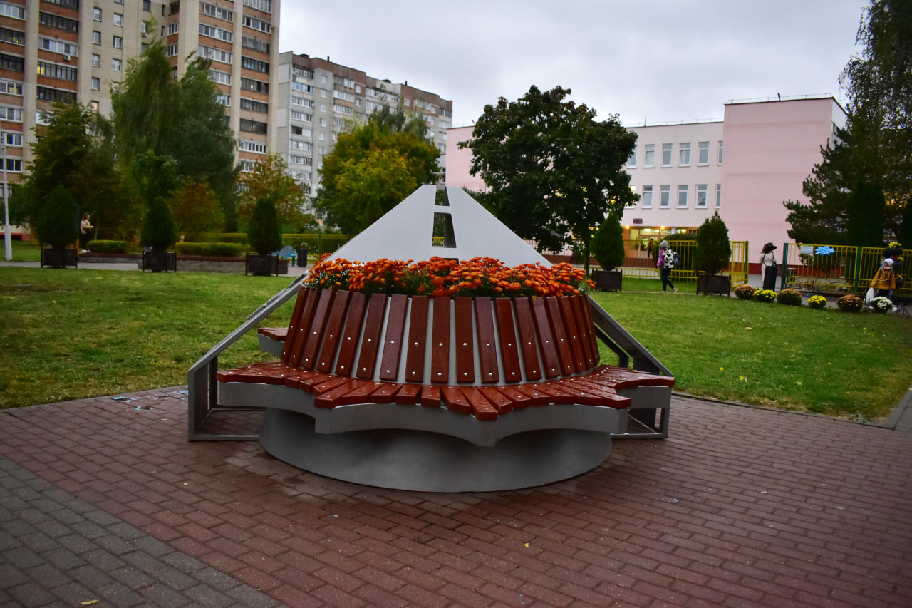 скамейка клумба микрорайон