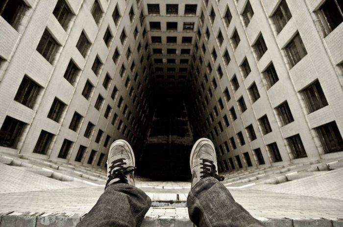 Человек стоит на крыше