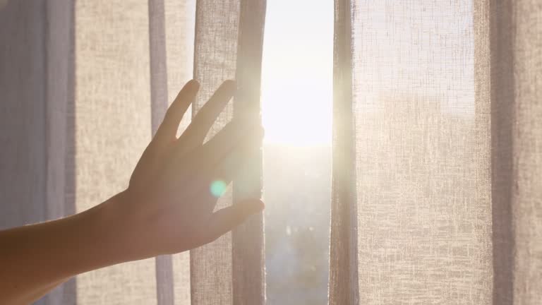 Открывать шторы