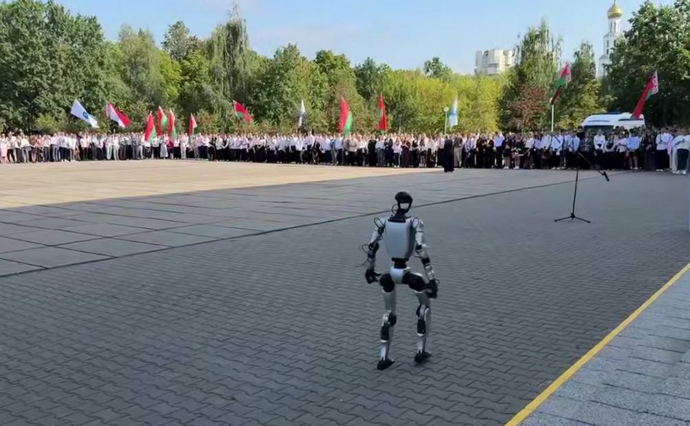 Робот Брестик на линейке