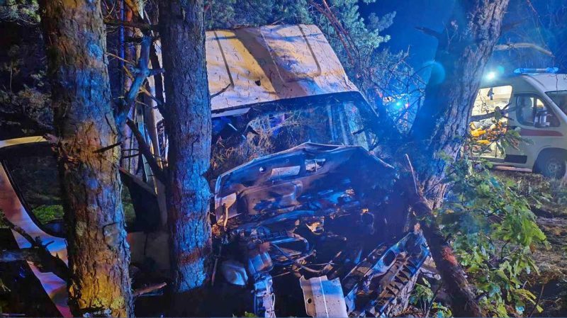 Икореженный микроавтобус в ДТП