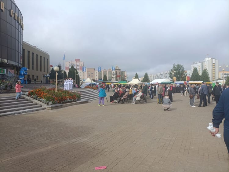 концерт возле Дворца спорта