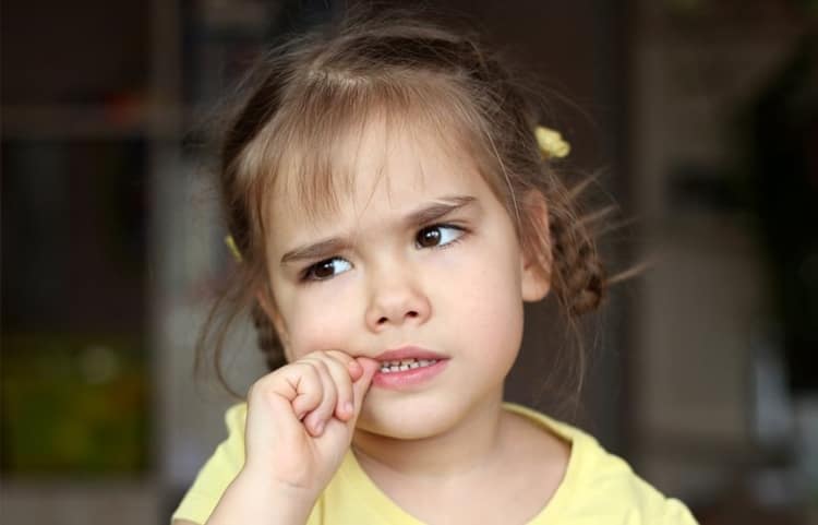 Вредная привычка у девочки грызть ногти