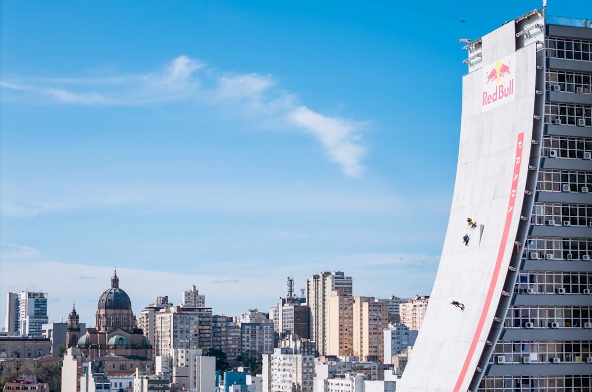 В Бразилии скейтбордист побил 2 мировых рекорда, съехав с 22-этажной рампы