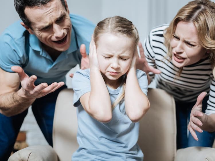 Родители ругают своего ребенка 