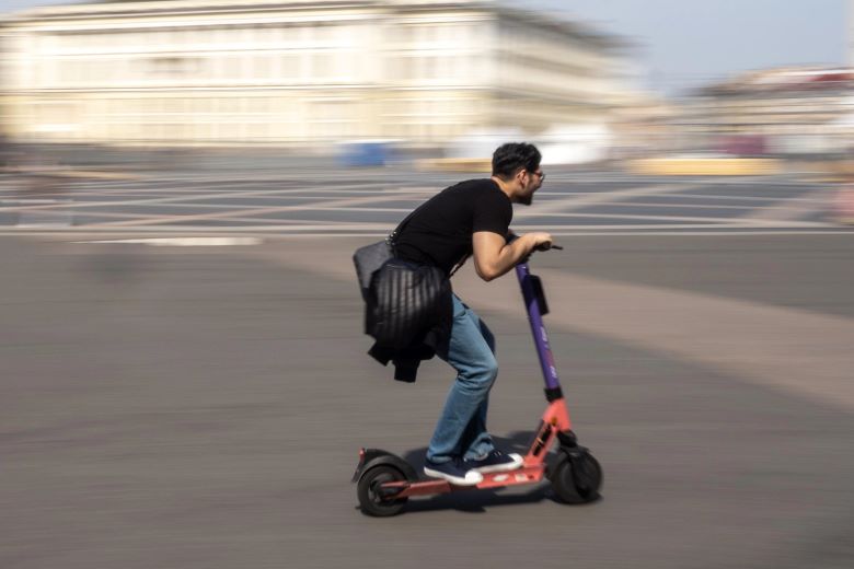 самокатчик не спешился