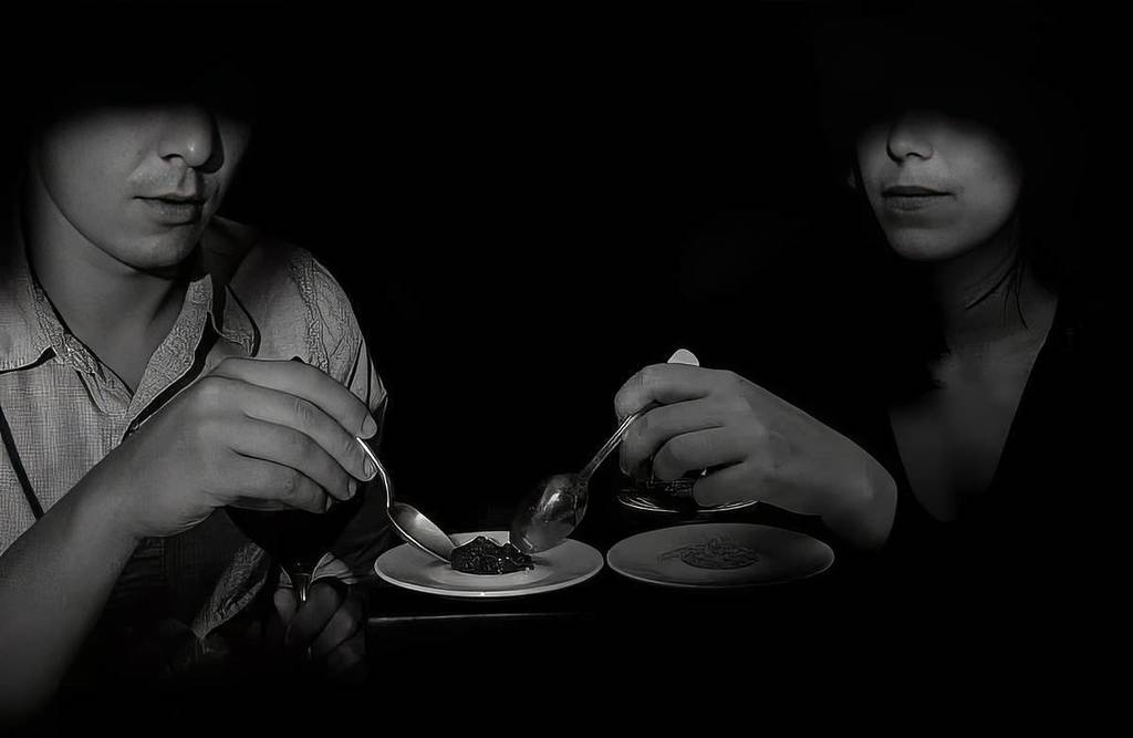 Ресторан в темноте