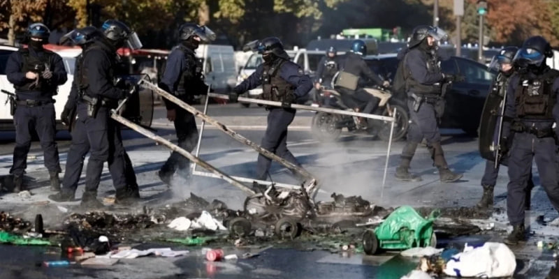 Волна протестов захлестнула Францию в преддверии смены правительства (2)