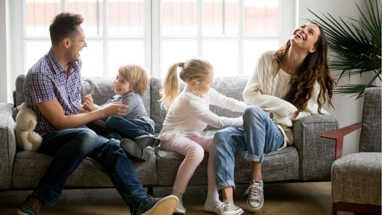 Счастливая семья играет со своими детьми 