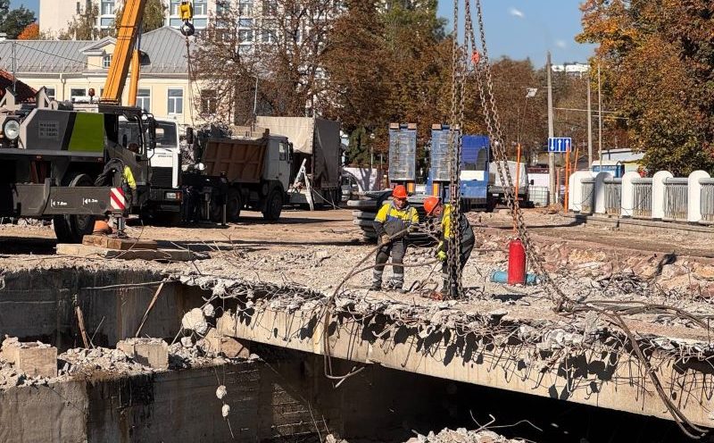 В центре Гродно демонтируют мост. Участок закрыт для движения