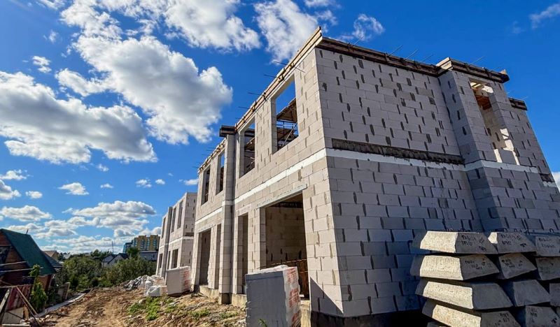 Квартал таунхаусов строится в самом центре Гродно. Как сейчас выглядят дома