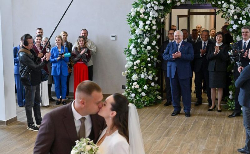 Александр Лукашенко на свадьбе