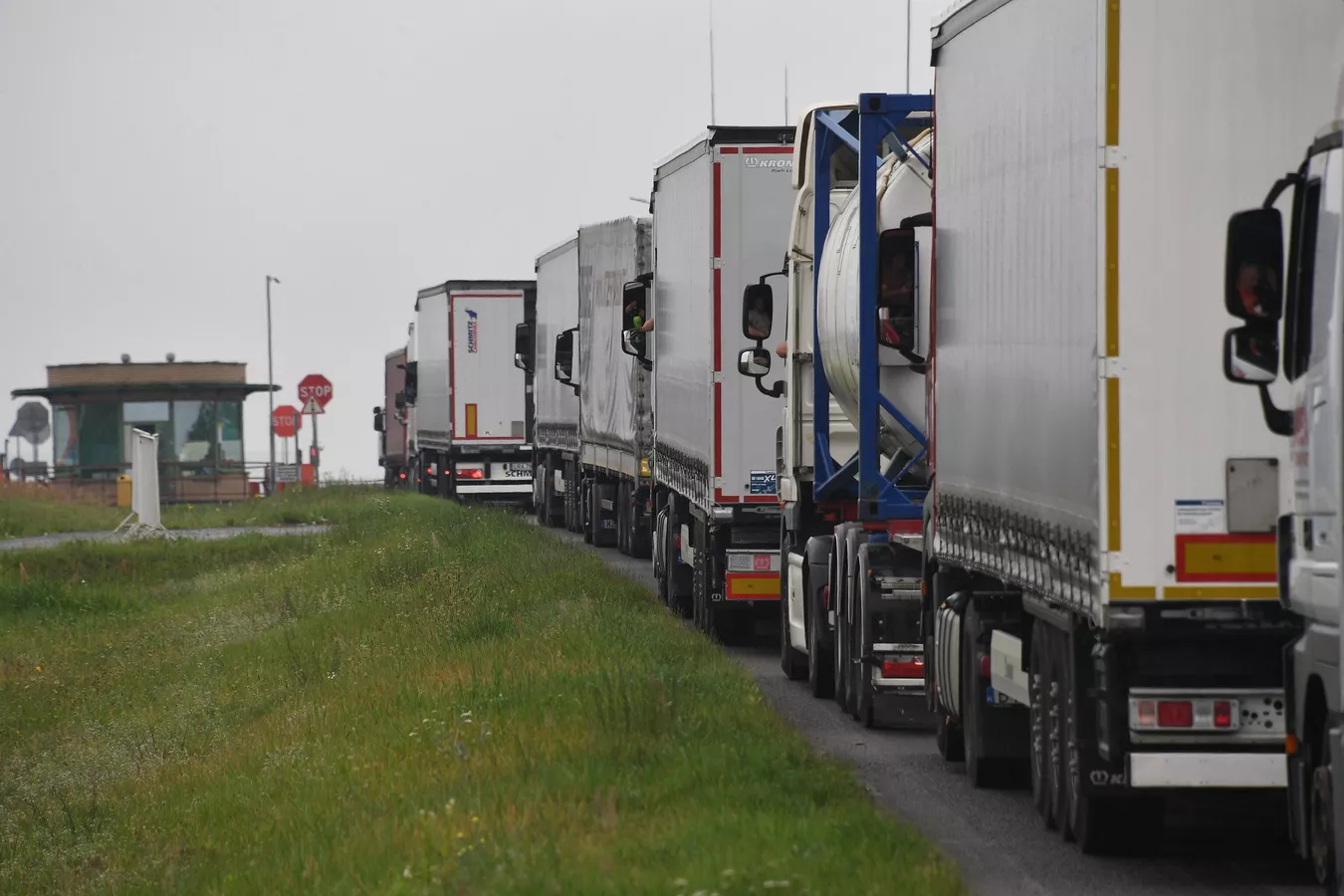 Коллапс на границе: более 6000 фур стоят в очередях на въезд в ЕС
