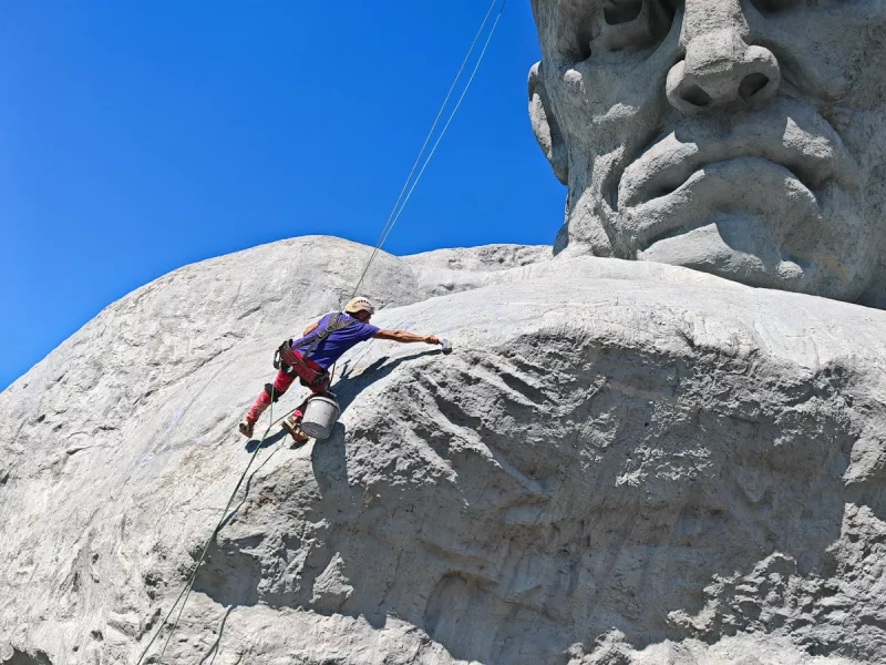 Альпинист красит монумент Мужество
