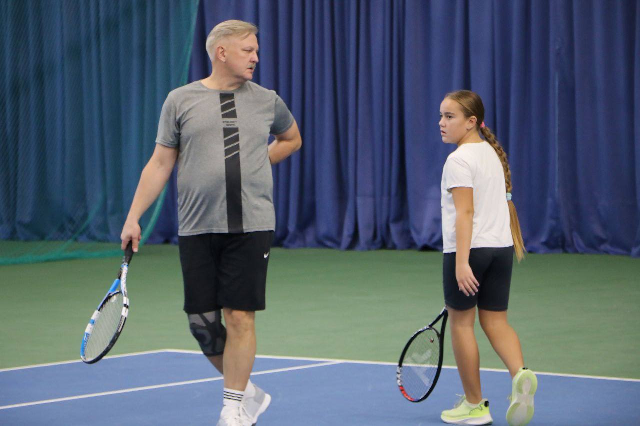 семья играет в теннис