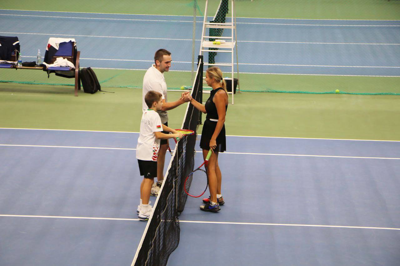 семья играет в теннис