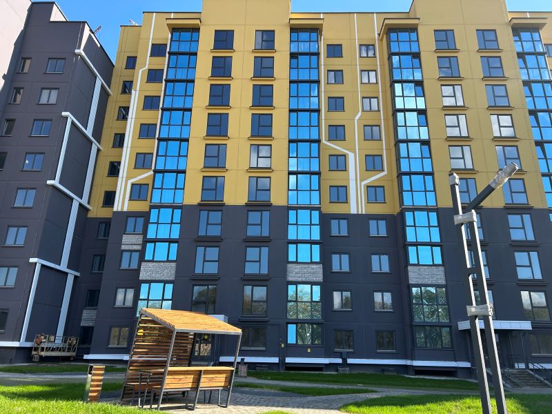 Микрорайон Весенний продолжает застраиваться. В одном из дворов появились шезлонги, качели и гамаки